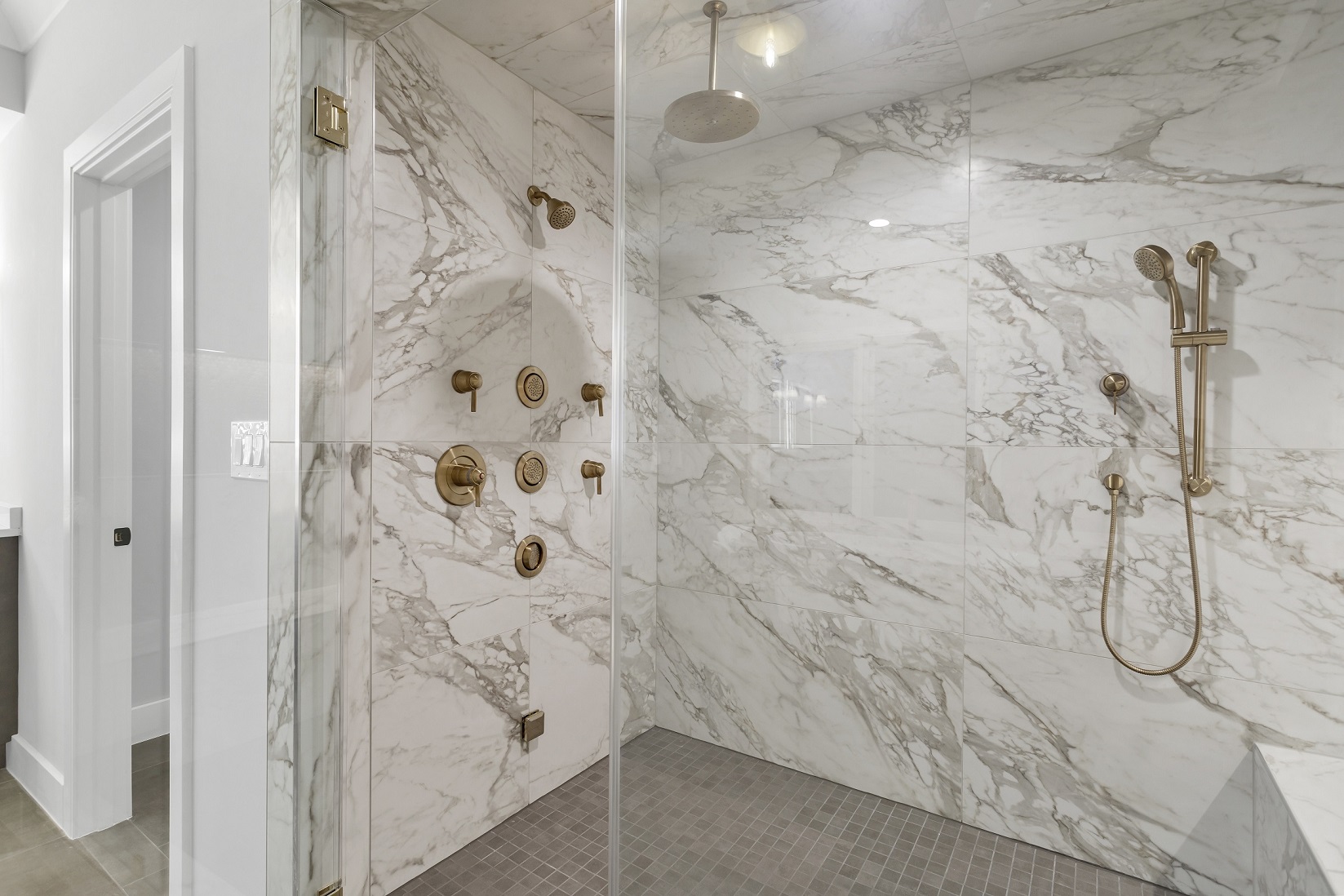 Best Tile Options for Small Bathrooms: Design Tricks to Maximize Space